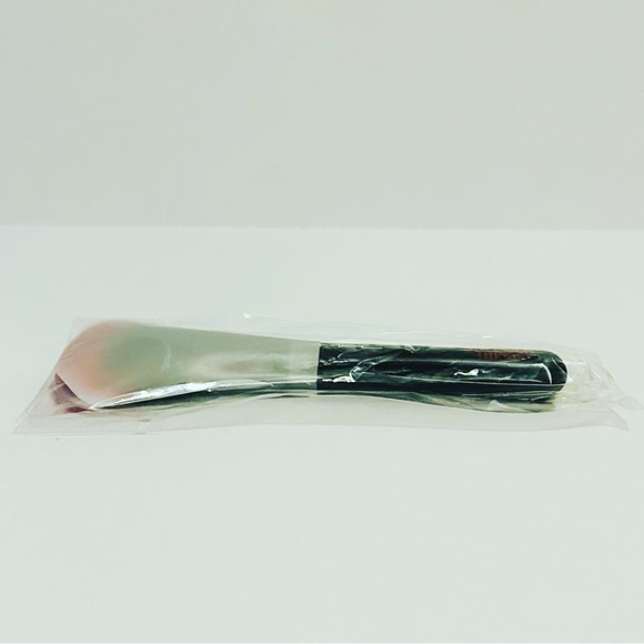 MAC Stranger Things Powder Face Brush - Picture 4 of 5